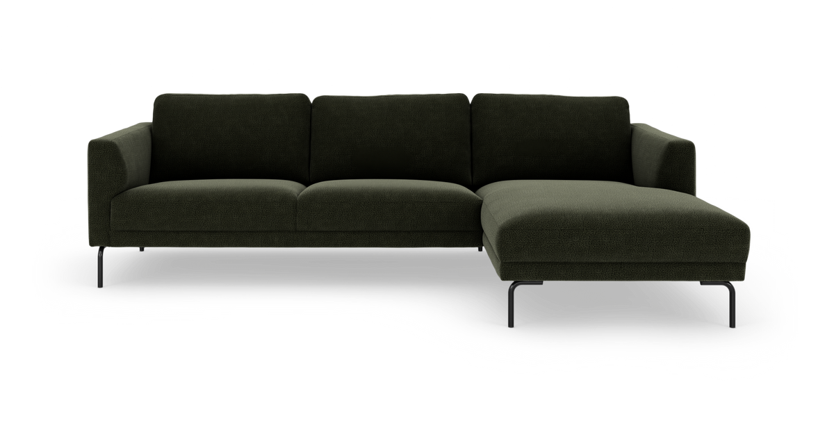 Mørkegrøn modulsofa med højrevendt chaiselong på slanke metalben, fritlagt på hvid baggrund.