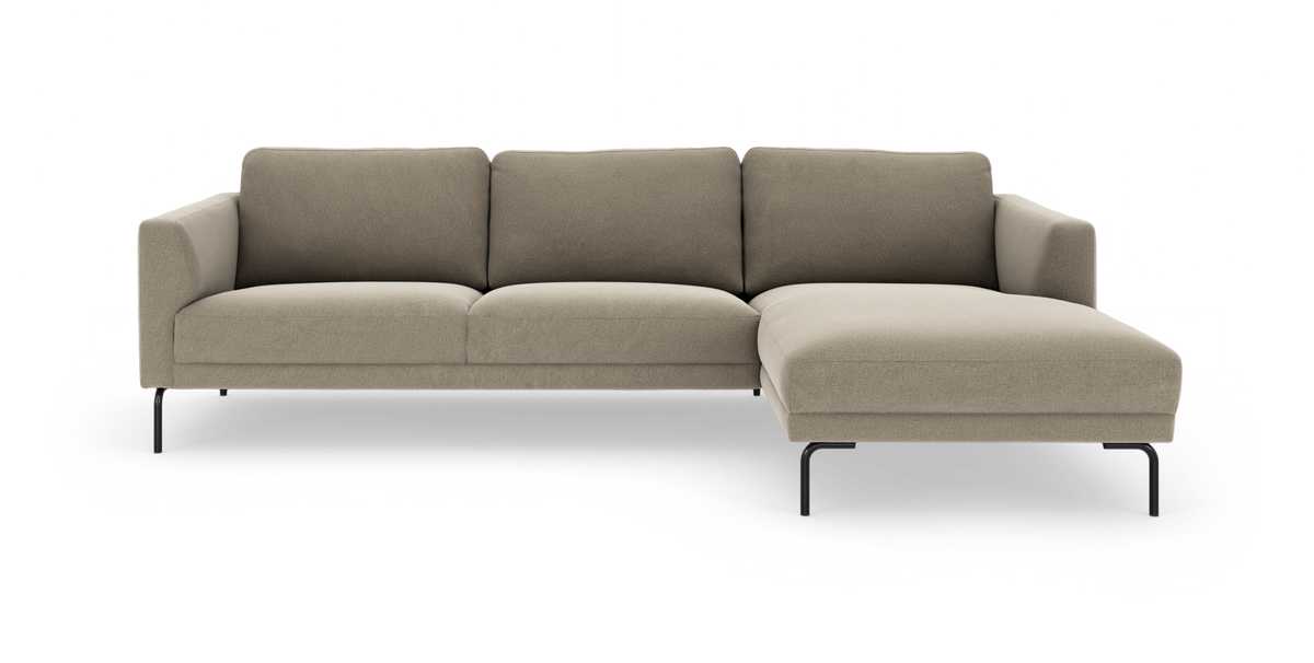 Beige hjørnesofa med chaiselong til højre på sorte metalben.