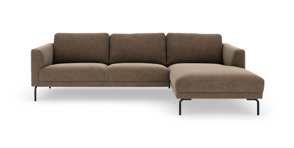 Brun hjørnesofa med chaiselong til højre på slanke sorte ben, frilagt mod hvid baggrund.