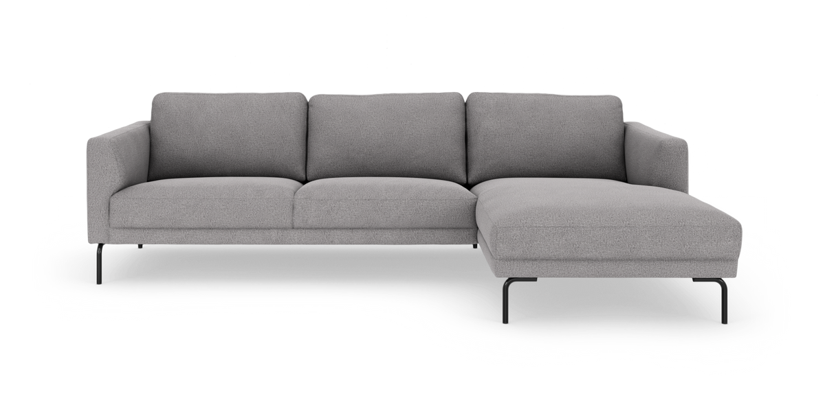 Grå hjørnesofa med højre chaiselong på sorte metalben, frilagt mod hvid baggrund.