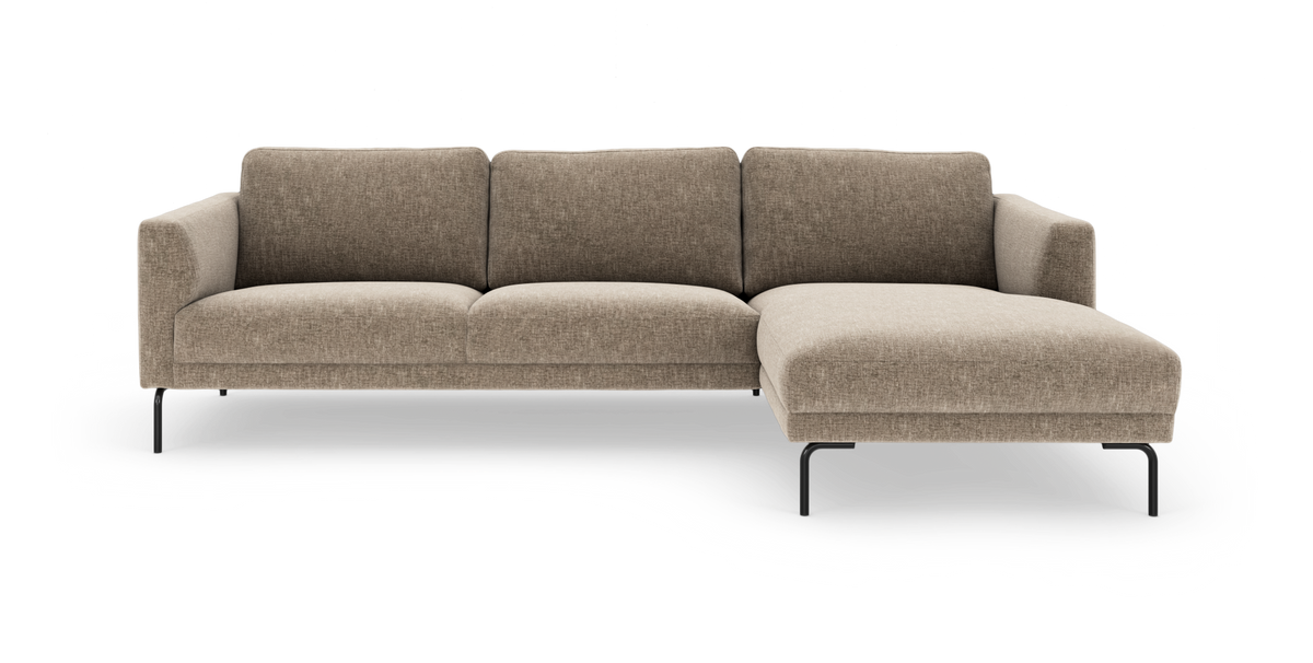 Brun/beige hjørnesofa med chaiselong til højre og slanke sorte ben, frilagt studieoptagelse forfra.