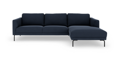 Mørkeblå hjørnesofa med chaiselong til højre, slanke sorte ben.
