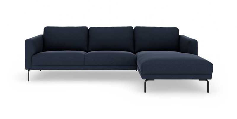 Mørkeblå hjørnesofa med chaiselong til højre, slanke sorte ben._ps