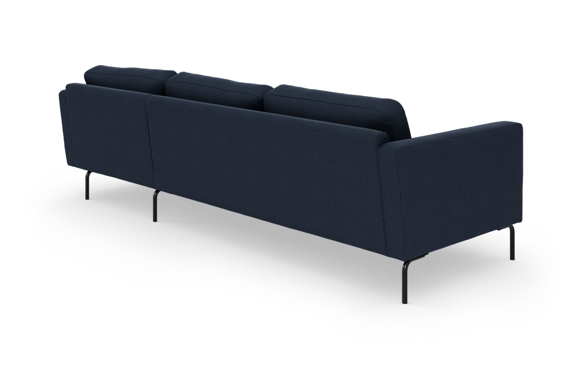Mørkeblå 3-personers sofa set bagfra på slanke sorte ben, fritlagt mod hvid baggrund.