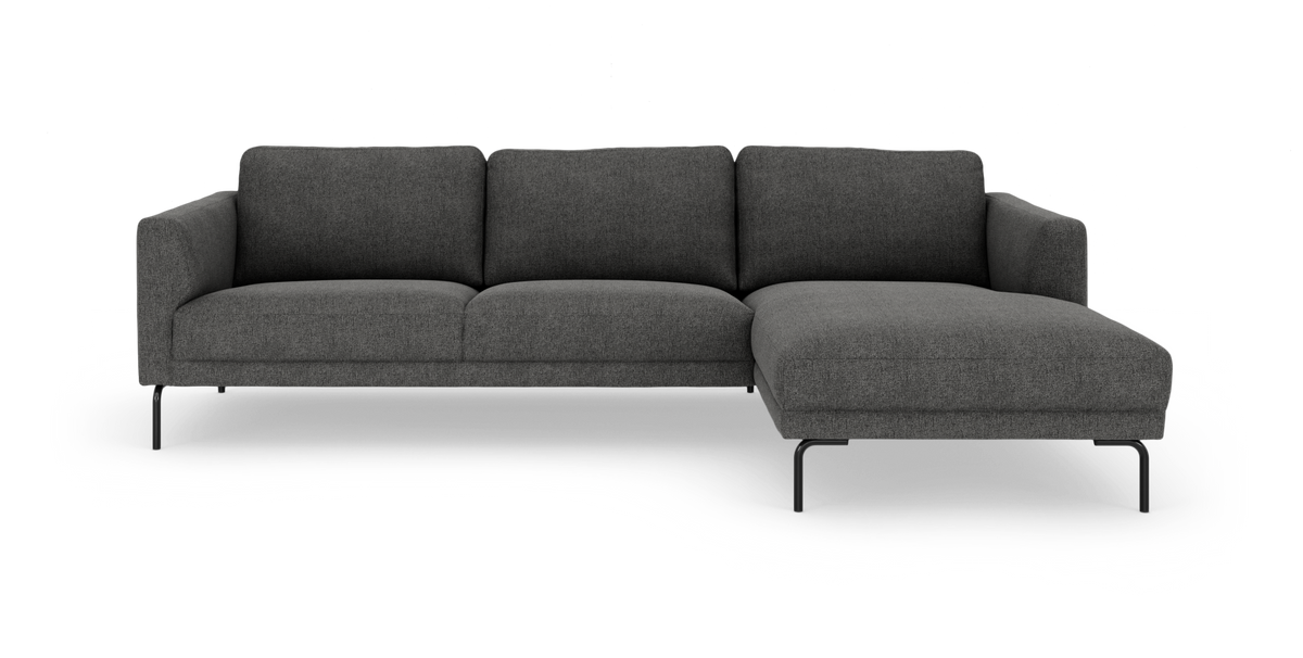 Mørkegrå hjørnesofa med chaiselong til højre, frilagt på hvid baggrund.