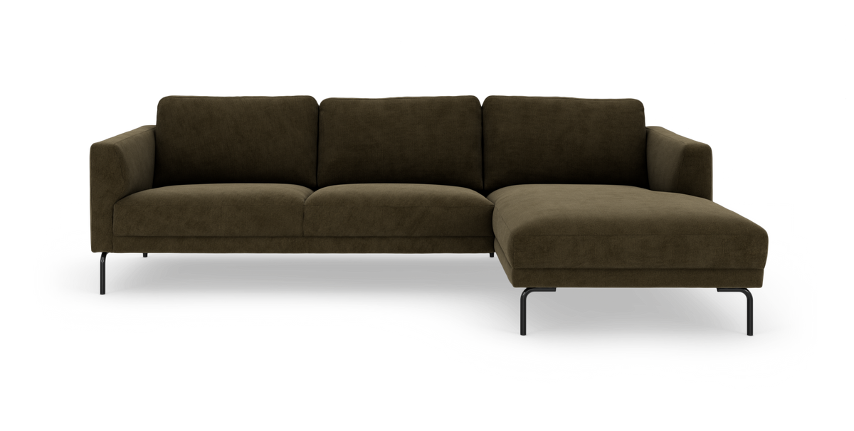 Mørkegrøn modulsofa med chaiselong til højre og slanke sorte ben, frontview på hvid baggrund.