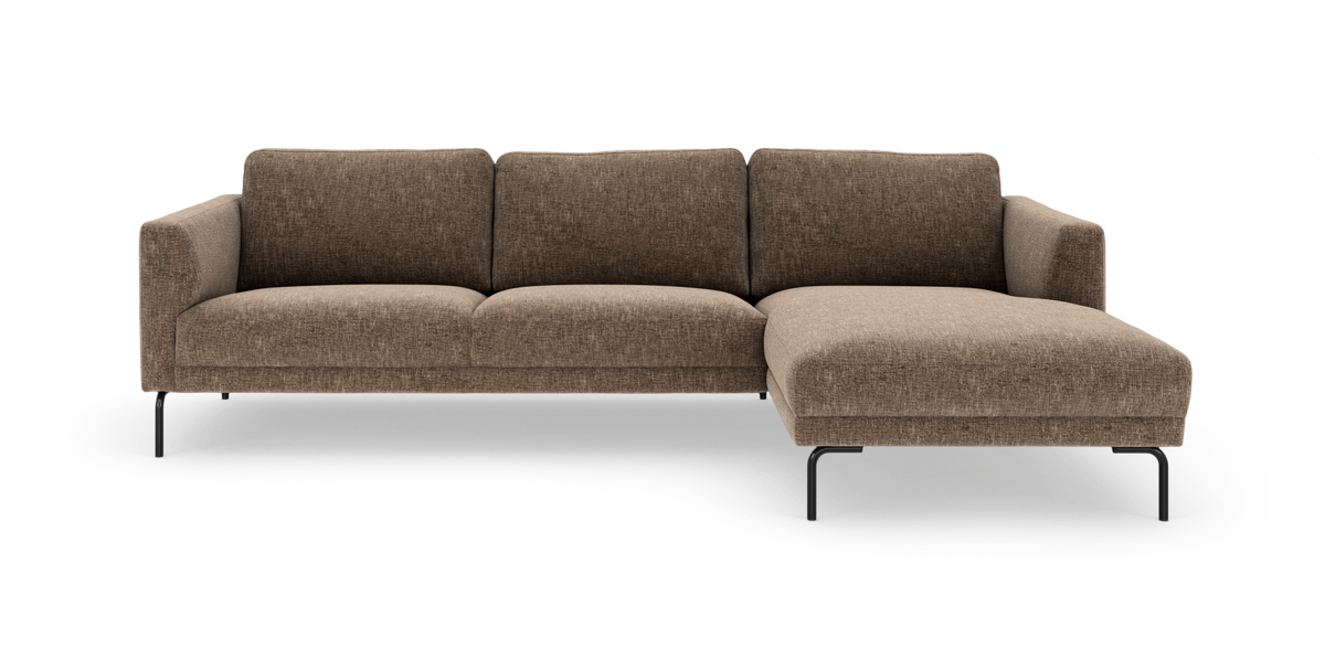 Brun hjørnesofa med højrevendt chaiselong på slanke sorte ben, frilagt på hvid baggrund.