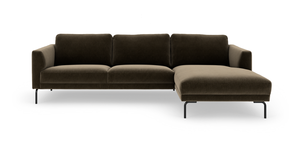 Mørkebrun modulsofa med højre chaiselong, slanke sorte ben, frilagt på hvid baggrund.
