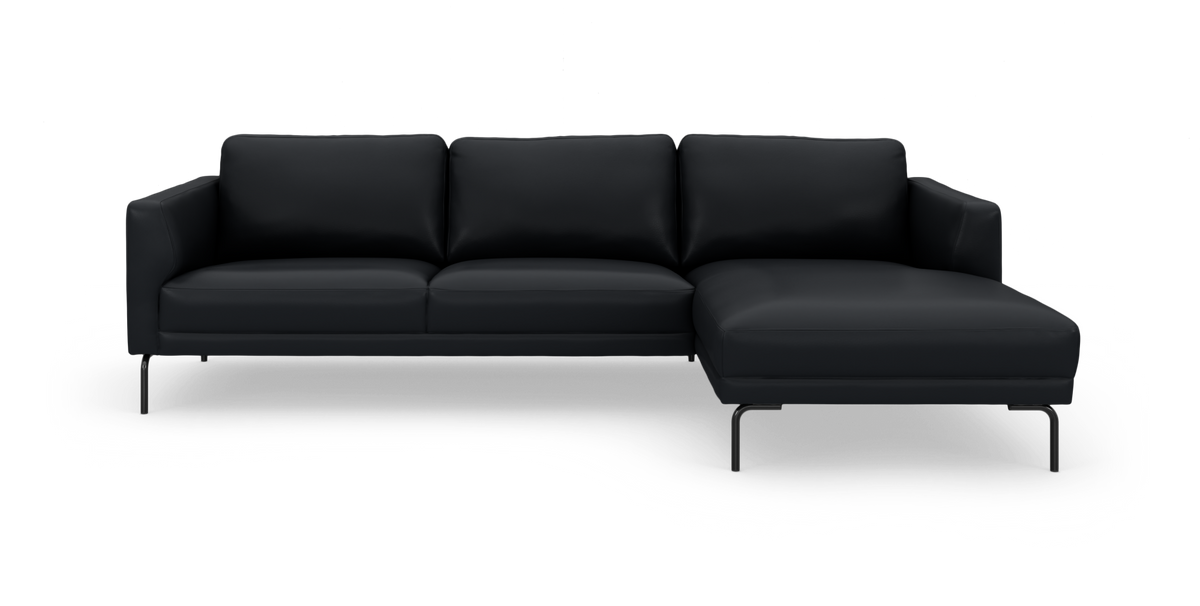 Sort hjørnesofa med chaiselong til højre, fritlagt på hvid baggrund.