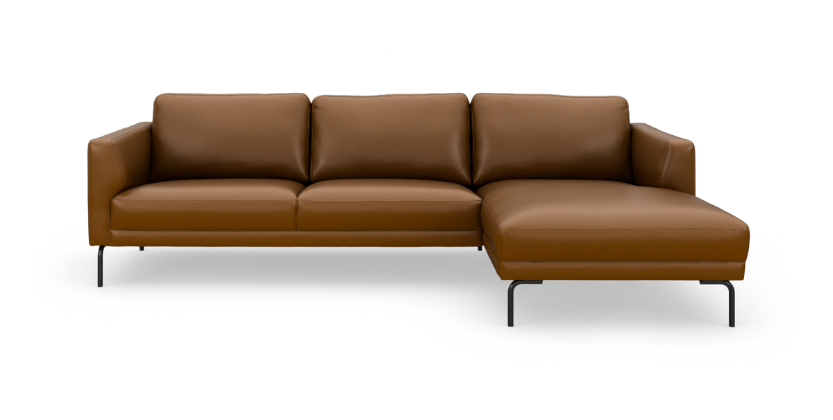 Brun lædersofa med højre chaiselong, moderne design på sorte metalben mod hvid baggrund.