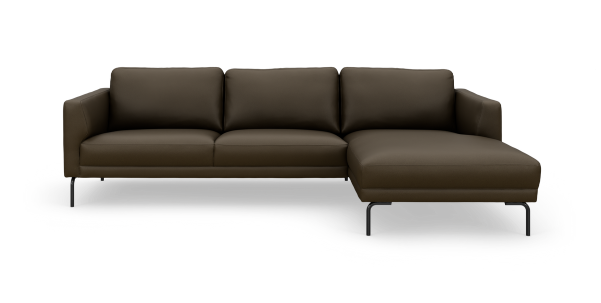 Mørkebrun hjørnesofa med højre chaiselong og metalben, fotograferet forfra.