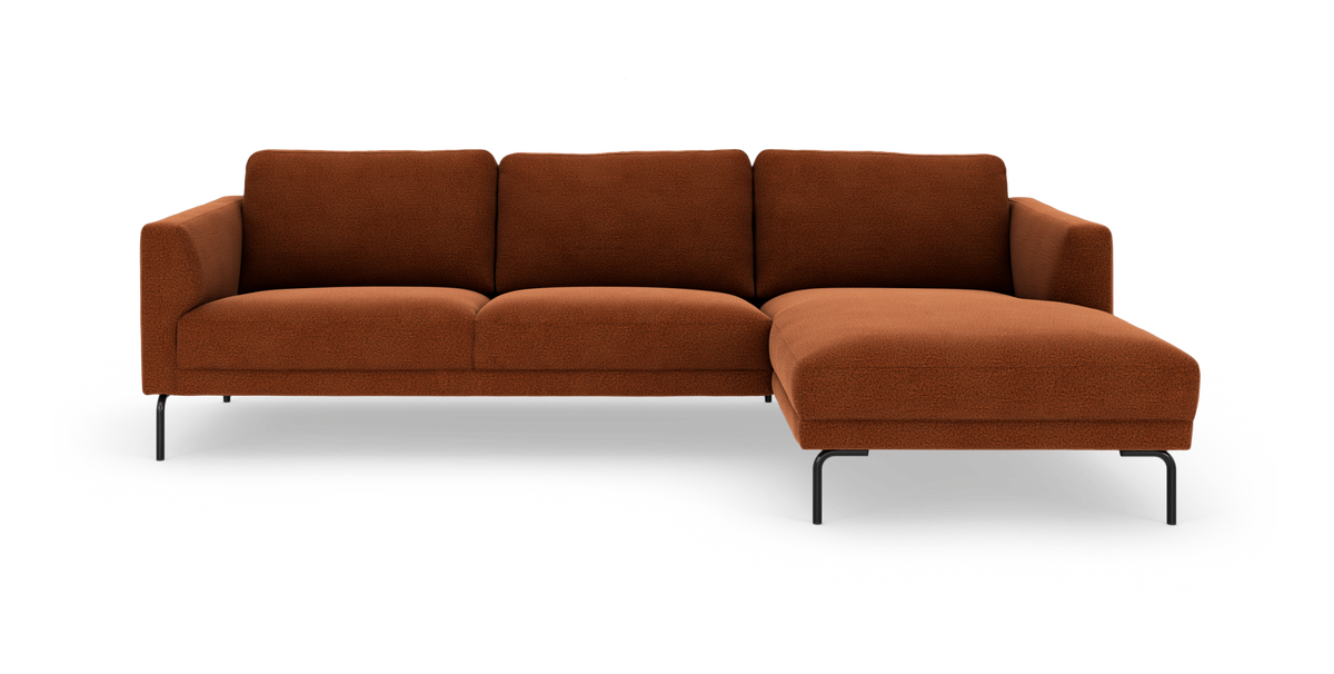 Modulsofa med højre chaiselong i rustorange stof og sorte metalben.