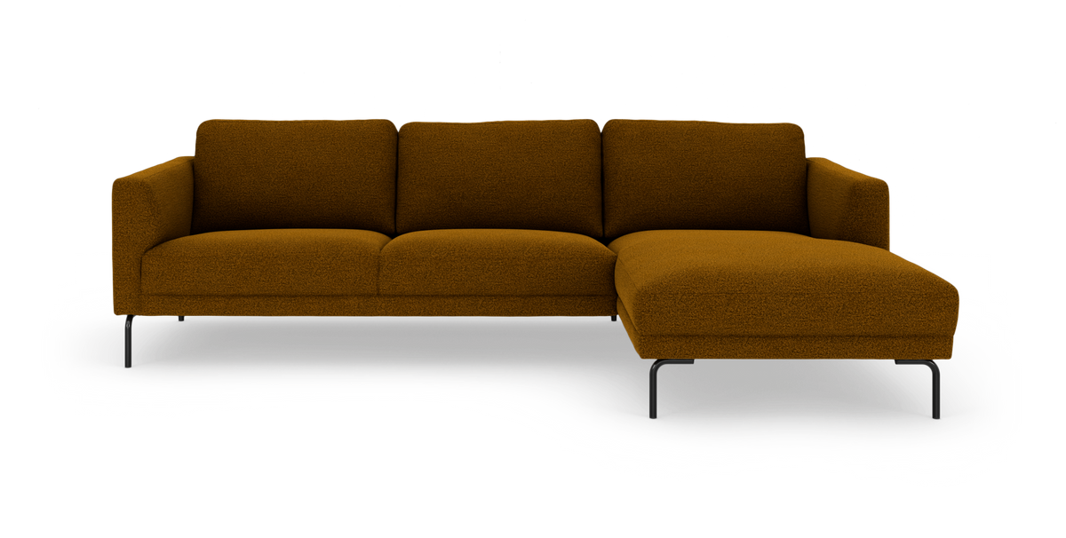 Moderne sennepsgul L-formet sofa med chaiselong til højre, metalben, frilagt på hvid baggrund.