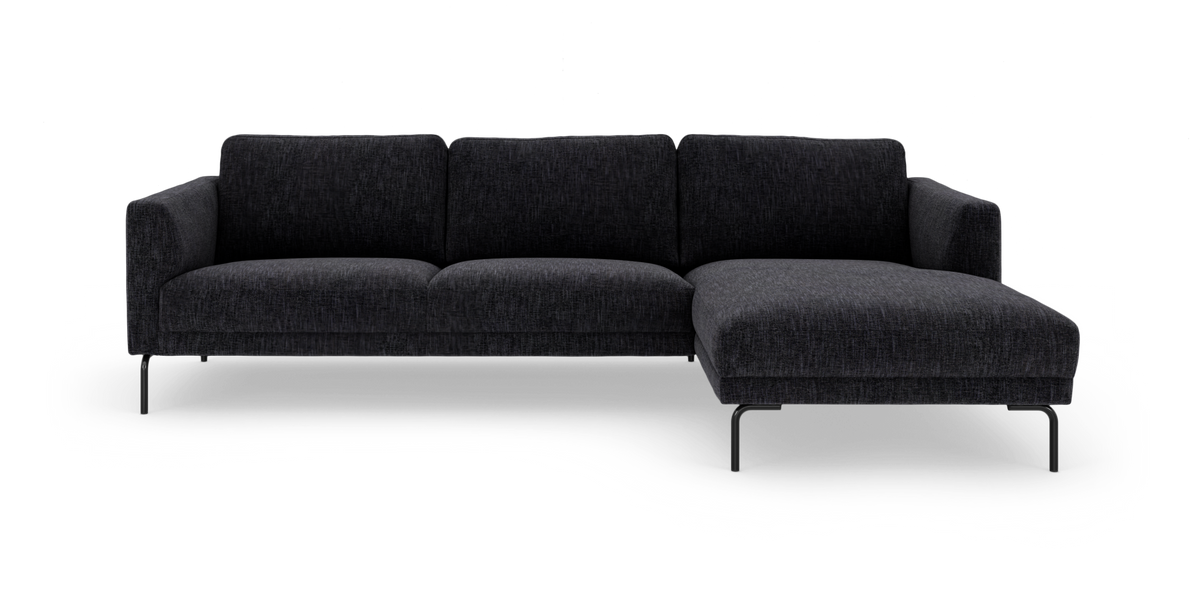 Mørkegrå, moderne 3-personers hjørnesofa med chaiselong i højre side og slanke metalben, frilagt på hvid baggrund.
