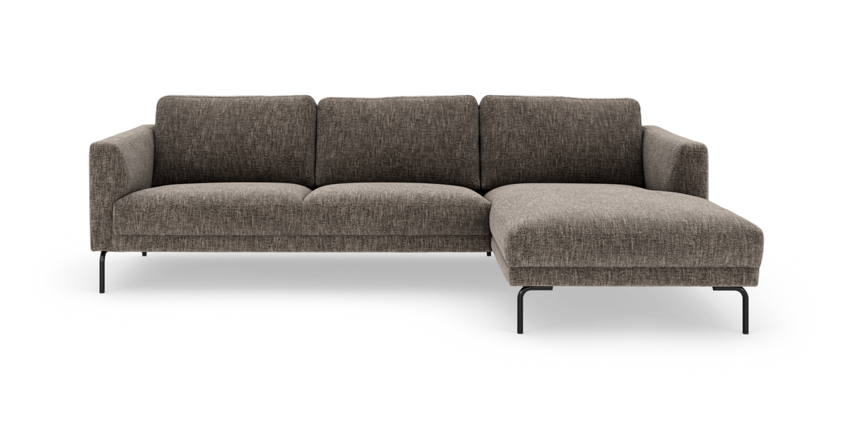 Brun tresæders sofa med højrevendt chaiselong på slanke sorte ben, frilagt mod hvid baggrund.
