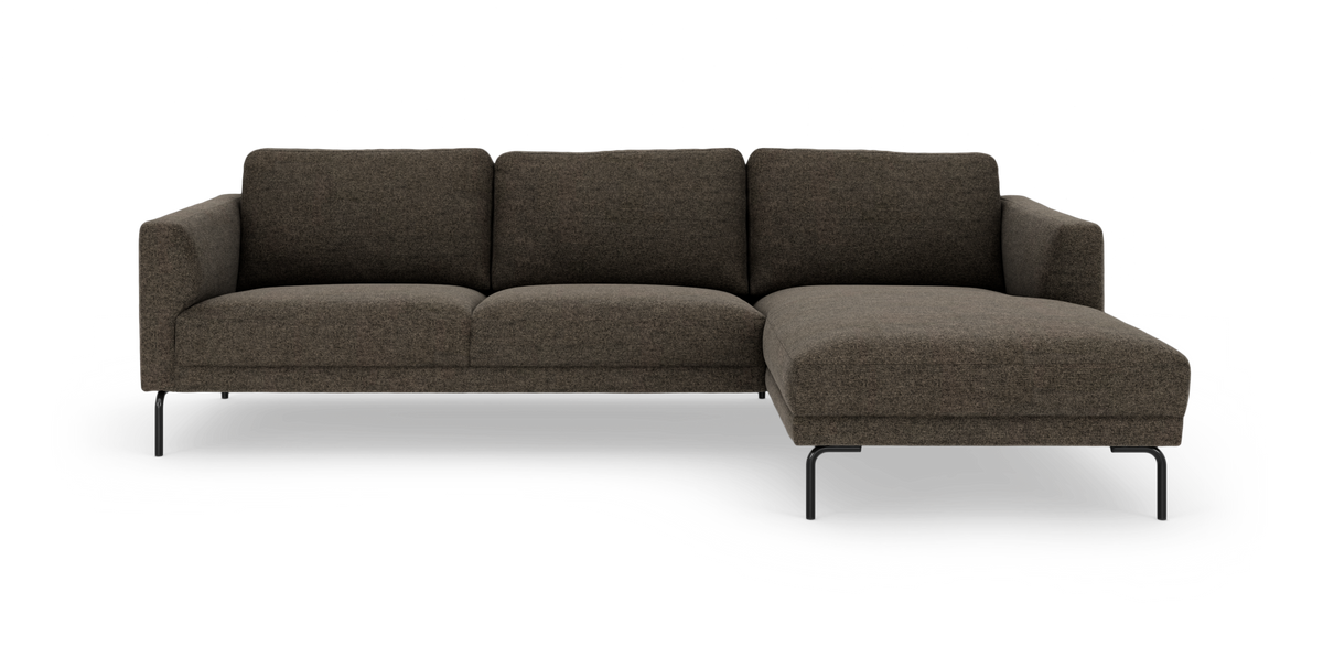 Mørkebrun hjørnesofa med chaiselong til højre på slanke sorte ben, frontview.