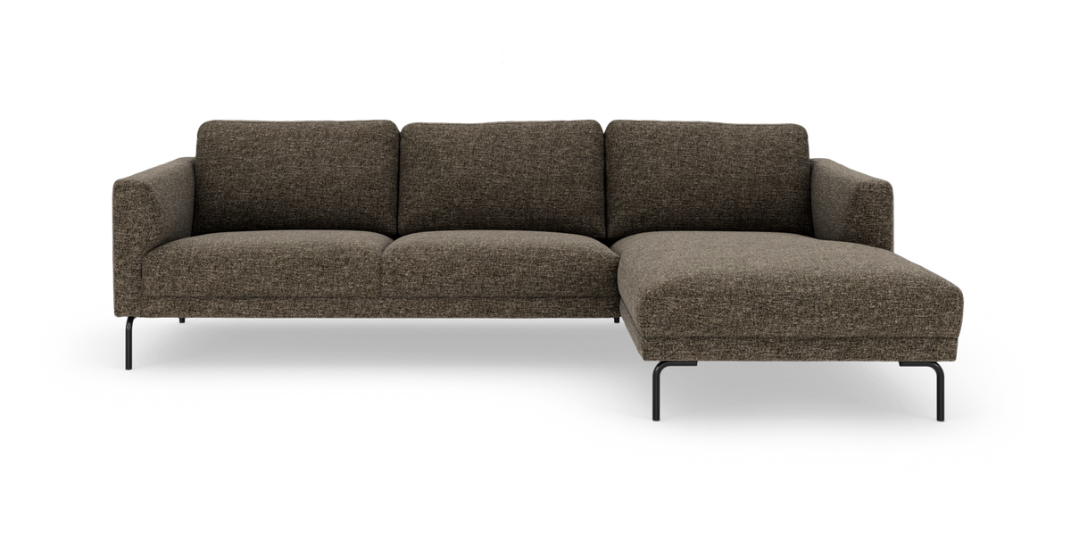 Hjørnesofa med chaiselong højre i brunmeleret tekstil på sorte metalben, fritlagt.