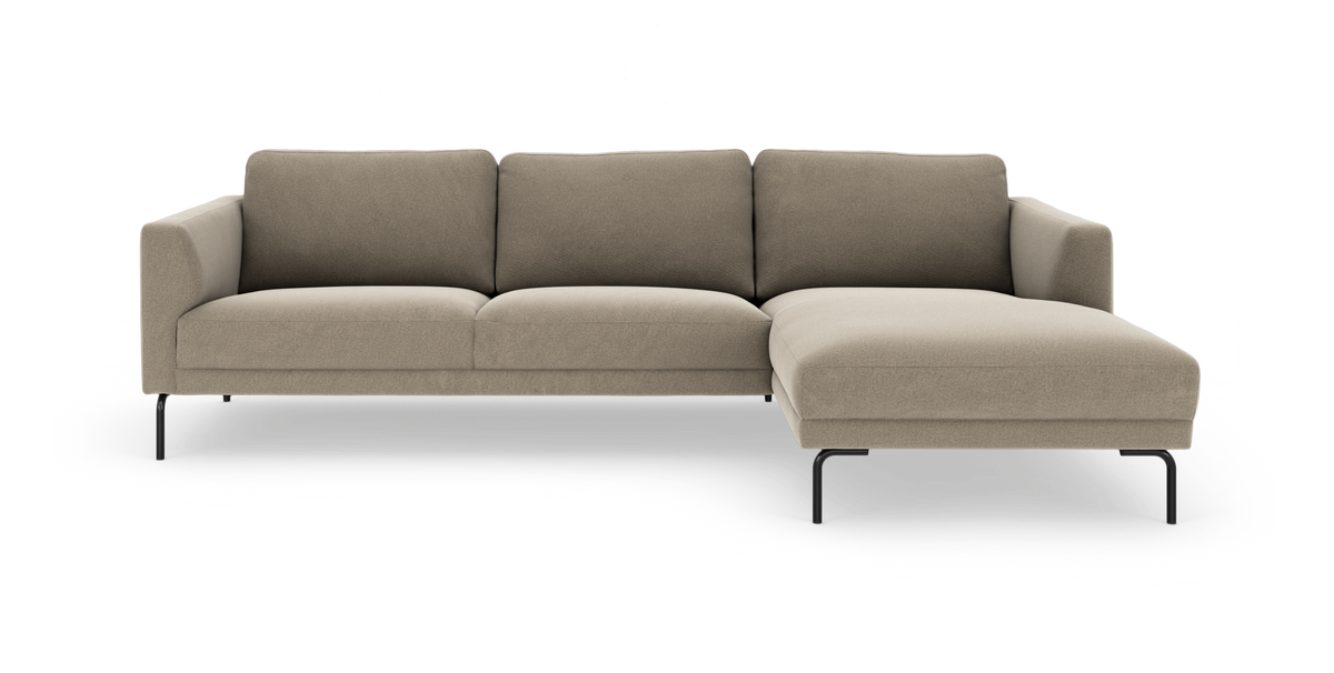 Moderne beige hjørnesofa med chaiselong til højre på sorte metalben, frilagt.