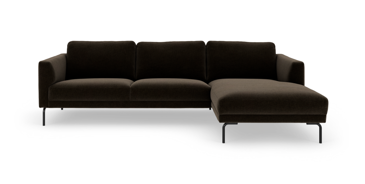 Mørkebrun modulsofa med chaiselong i højre side, slanke sorte metalben, fritlagt på hvid baggrund.