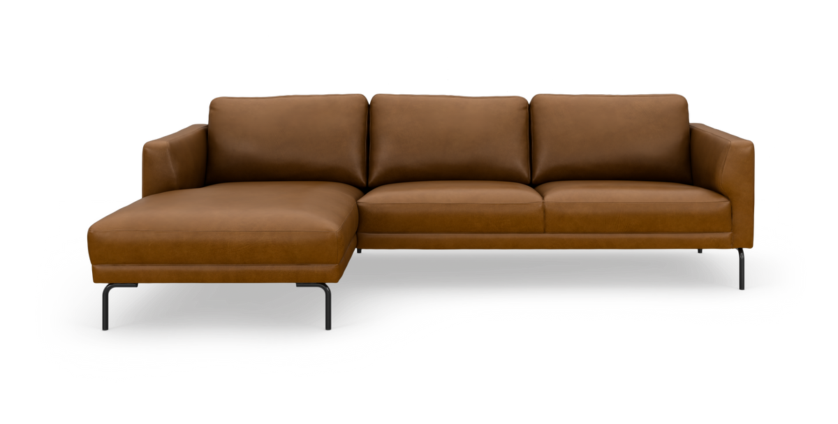 Brun lædersofa med venstrevendt chaiselong og slanke sorte metalben, fritlagt på hvid baggrund.