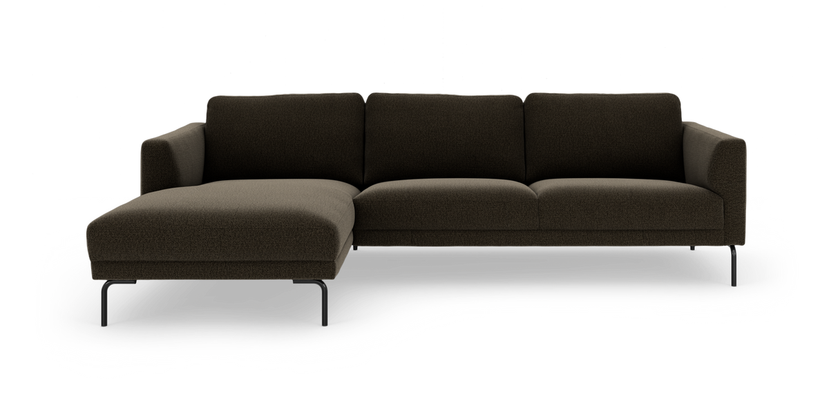 Mørkebrun modulsofa med chaiselong til venstre og slanke sorte ben, frilagt på hvid baggrund.