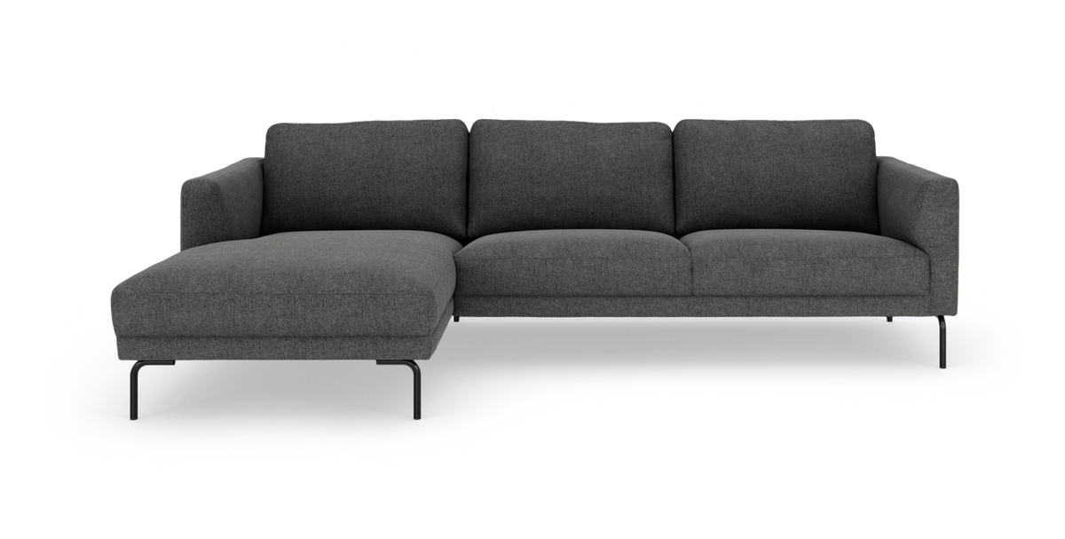 Mørkegrå hjørnesofa med venstrevendt chaiselong og slanke sorte ben.