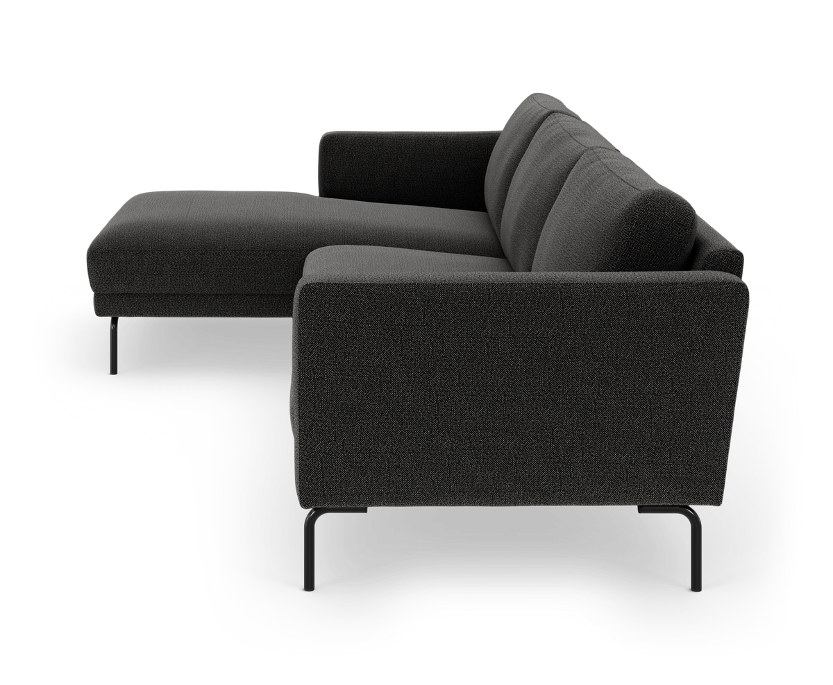 Mørkegrå modulsofa med chaiselong, frilagt på hvid baggrund, set fra siden.