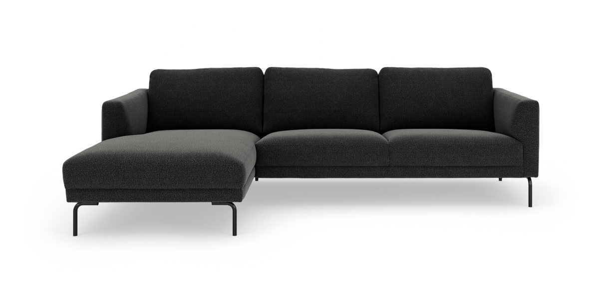 Mørkegrå modulsofa med venstrevendt chaiselong på slanke metalben, frilagt på hvid baggrund.