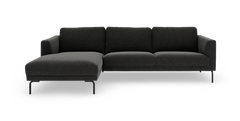 Mørkegrå modulsofa med venstrevendt chaiselong på slanke metalben, frilagt på hvid baggrund.