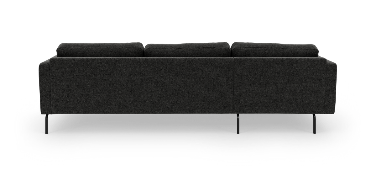 Mørkegrå sofa set bagfra på hvid studiobaggrund med slanke sorte ben.