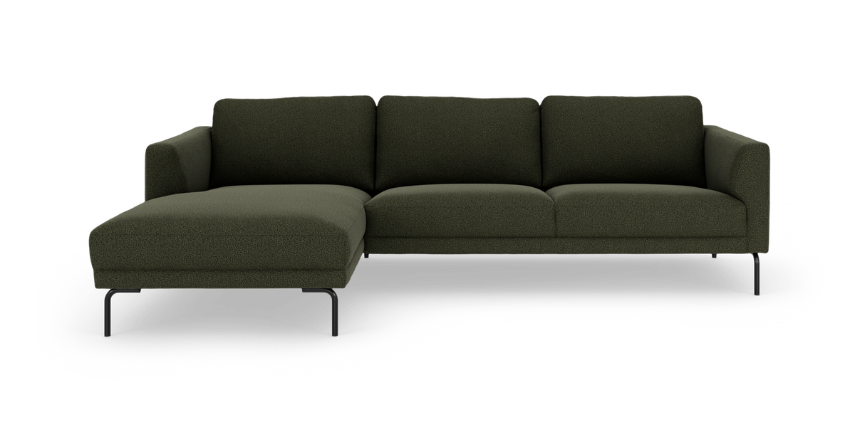 Mørkegrøn L-formet modulsofa med chaiselong til venstre og sorte metalben, fritlagt på hvid baggrund.