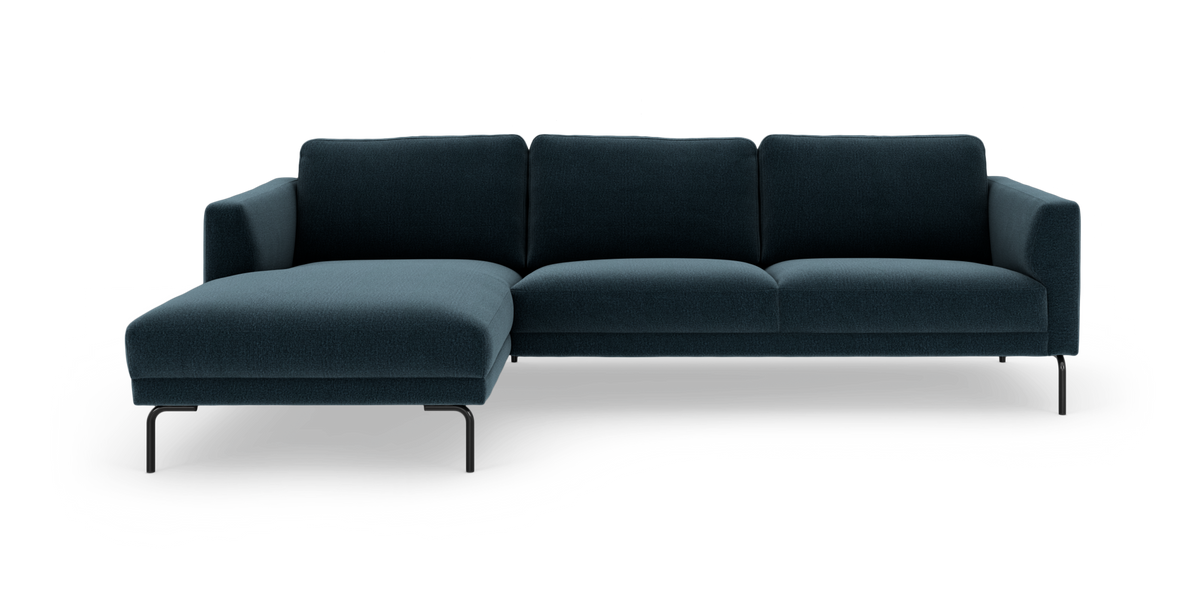 Mørkeblå hjørnesofa med chaiselong til venstre og slanke sorte ben.