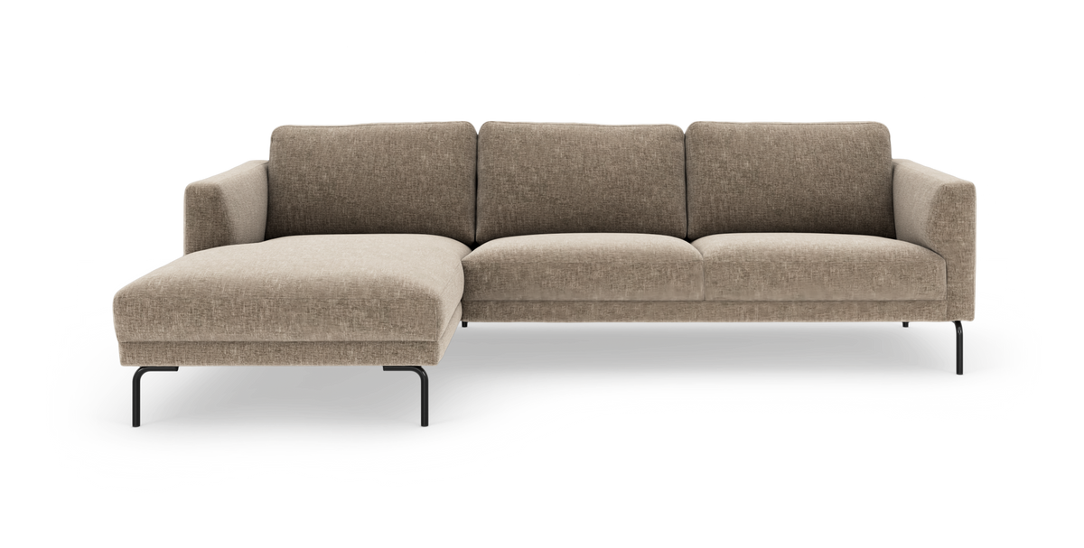 Beige hjørnesofa med venstrevendt chaiselong og sorte metalben, frilagt på hvid baggrund.