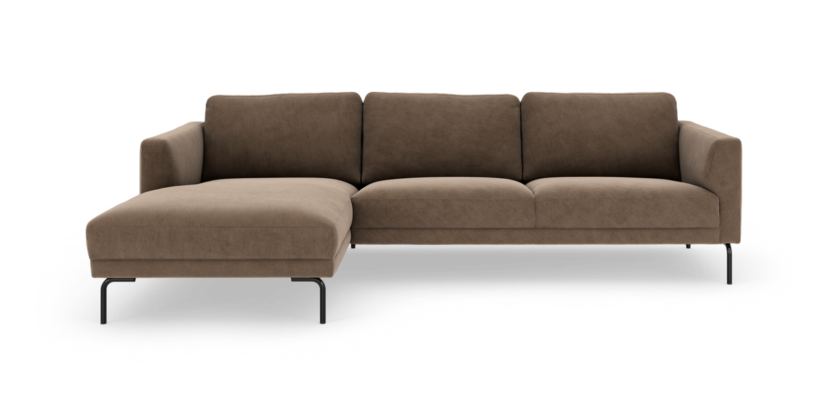 Brun modulsofa med venstrevendt chaiselong i fløjl-/cordlignende stof og sorte metalben, set forfra.