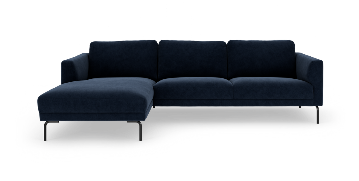 Mørkeblå hjørnesofa med venstrevendt chaiselong og slanke sorte metalben, set forfra.