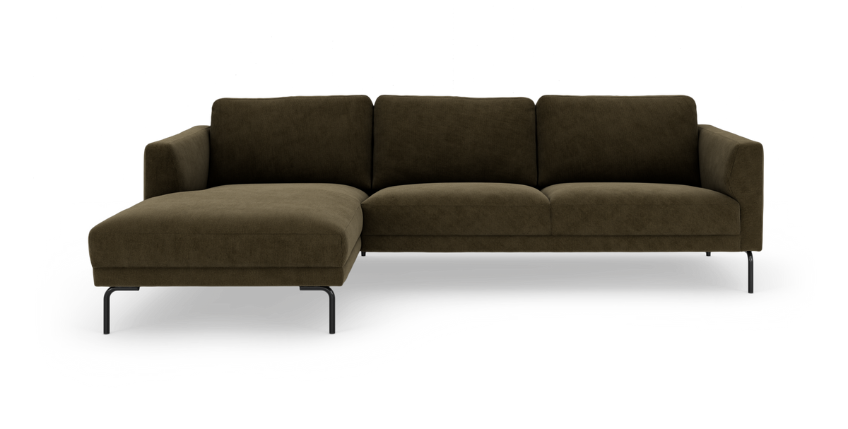 Mørke olivengrøn modulsofa med venstre chaiselong og slanke sorte metalben, fritlagt på hvid baggrund.