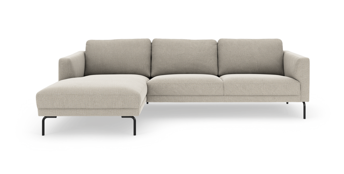 Beige hjørnesofa med venstrevendt chaiselong og sorte metalben, vist forfra på hvid baggrund.