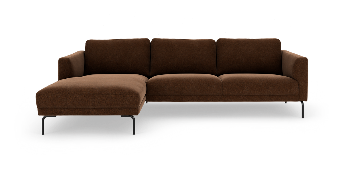 Brun modulsofa med venstrevendt chaiselong og slanke sorte ben, frilagt på hvid baggrund.