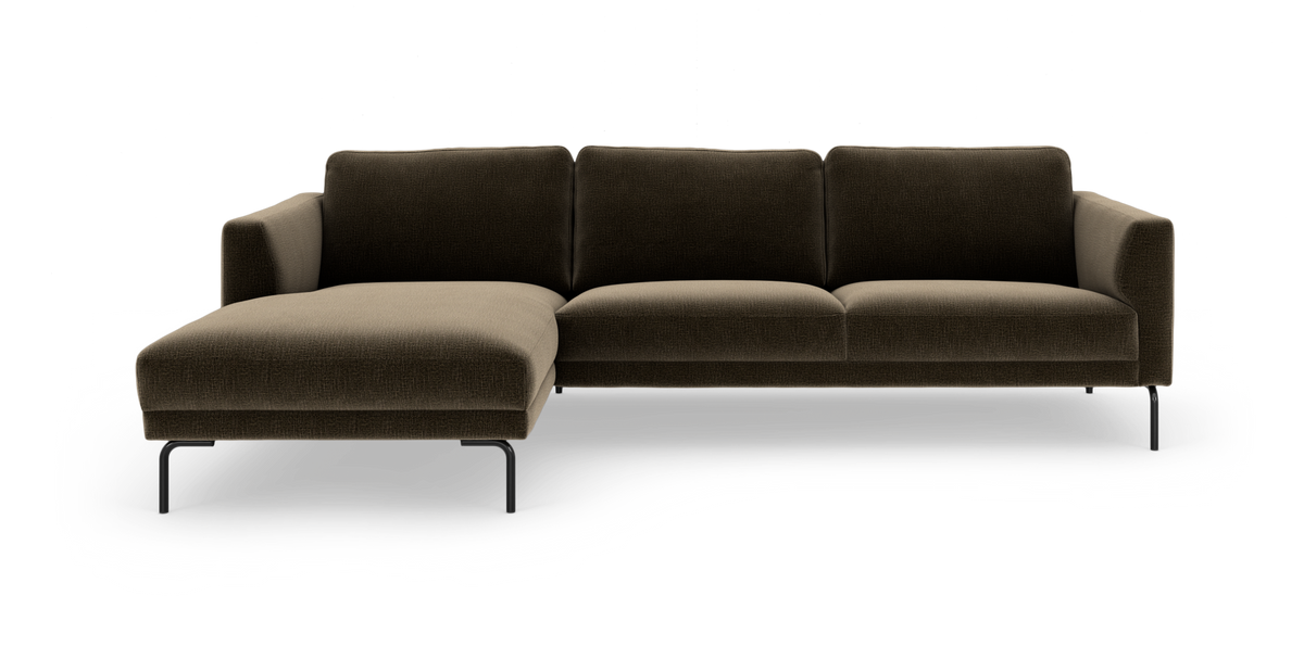 Mørkebrun hjørnesofa med venstre chaiselong på slanke sorte metalben, frilagt på hvid baggrund.