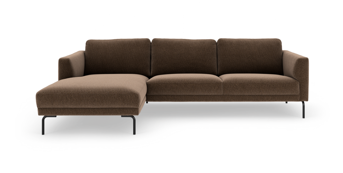 Brun hjørnesofa med chaiselong til venstre på slanke sorte ben, frilagt mod hvid baggrund.