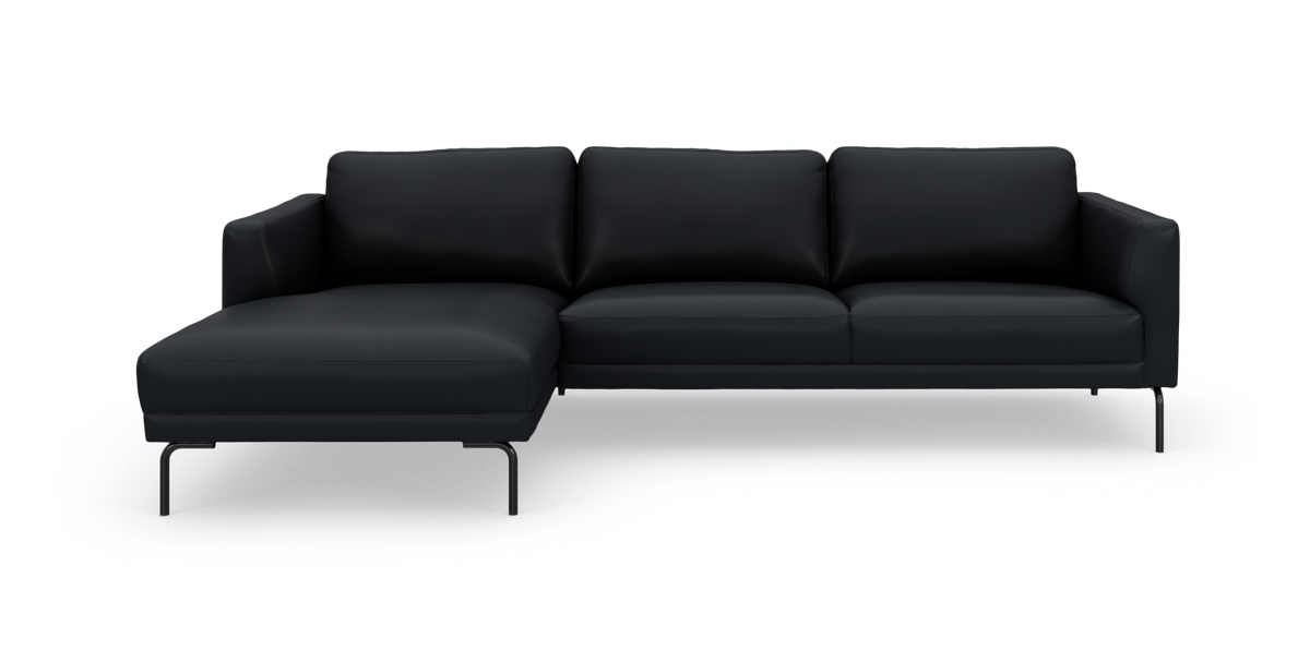 Sort modulsofa med venstrevendt chaiselong på slanke metalben, frilagt på hvid baggrund.