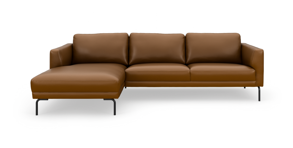 Brun læderhjørnesofa med venstrevendt chaiselong på slanke sorte ben, frilagt på hvid baggrund.