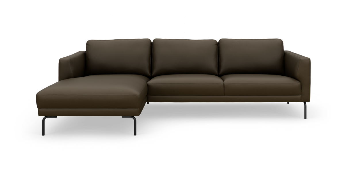 Mørkebrun venstrevendt modulsofa med chaiselong og slanke sorte metalben, set lige forfra på hvid baggrund.
