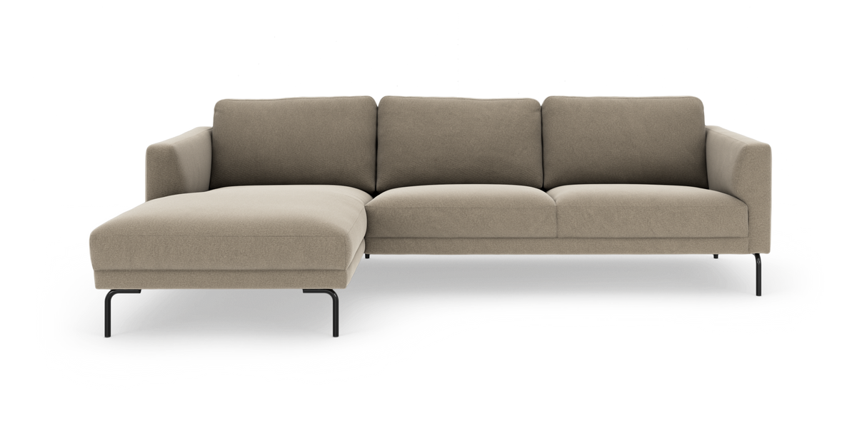 Beige modulsofa med venstre chaiselong og sorte metalben, frilagt på hvid baggrund.