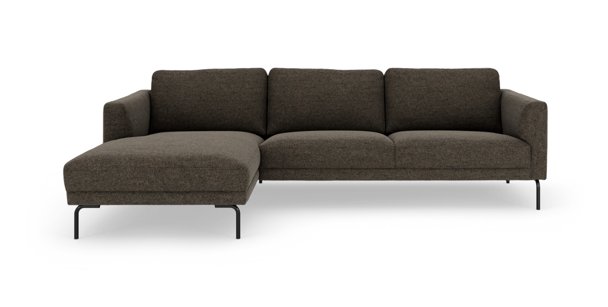 Mørkebrun modulsofa med venstrevendt chaiselong og slanke sorte metalben, frilagt på hvid baggrund.