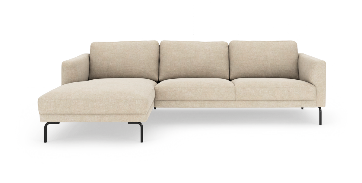 Beige hjørnesofa med venstre chaiselong på sorte metalben, frilagt på hvid baggrund.