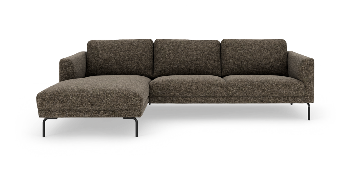 Brun hjørnesofa med venstrevendt chaiselong i stof og slanke sorte metalben, frilagt på hvid baggrund.