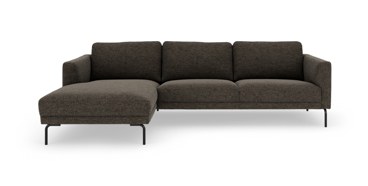 Mørkebrun hjørnesofa med venstrevendt chaiselong og slanke sorte ben, frilagt på hvid baggrund.