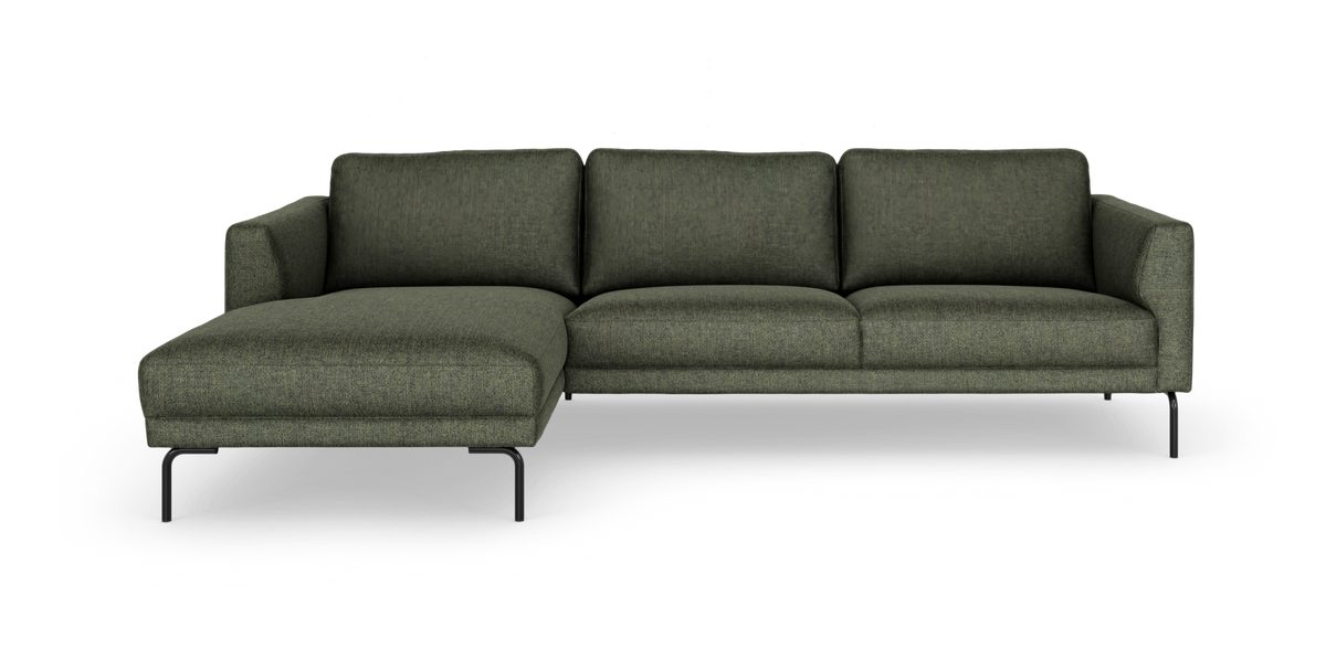 Moderne grøn hjørnesofa med venstrevendt chaiselong og slanke sorte ben, frilagt på hvid baggrund.