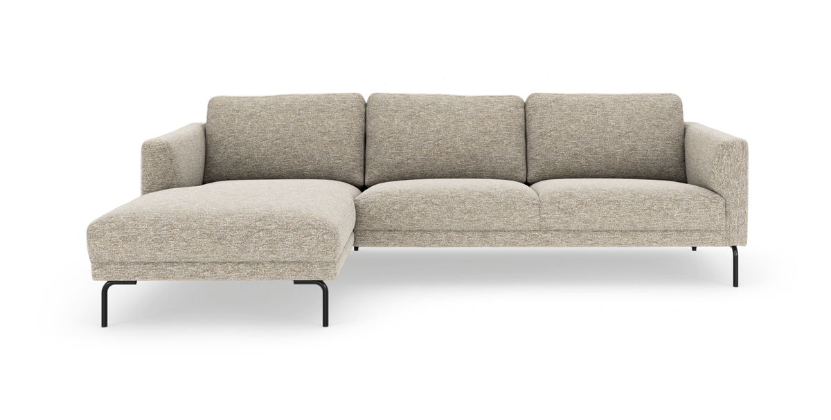 Beige modulsofa med venstrevendt chaiselong og slanke sorte metalben, frilagt på hvid baggrund.